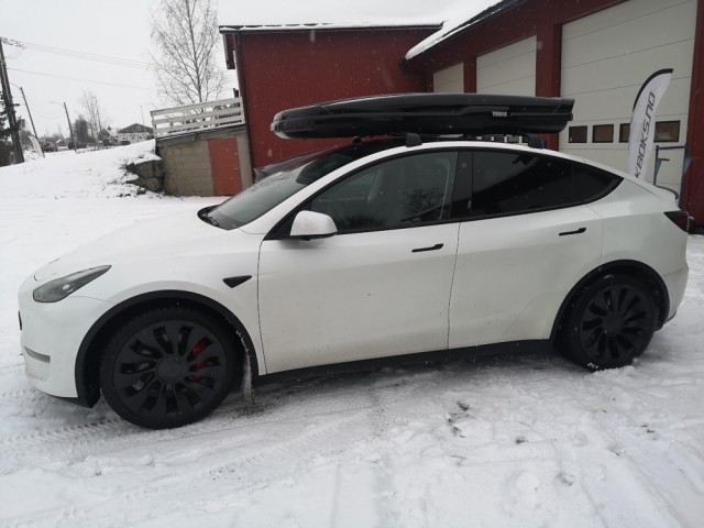 Tesla Y med Thule Flow