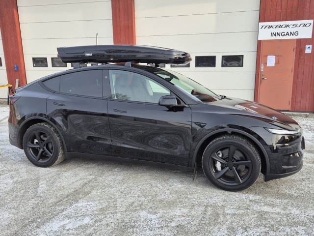 Tesla model Y Juniper med Thule Flow