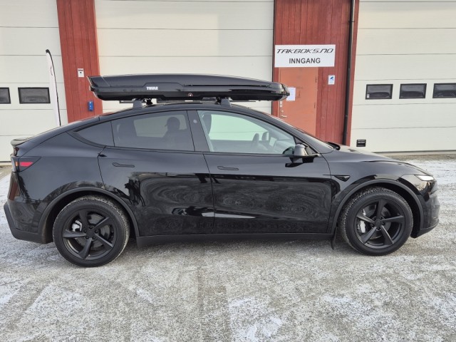 Tesla model Y Juniper med Thule Flow